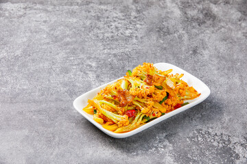 香辣脆嫩的花菜炒肉片