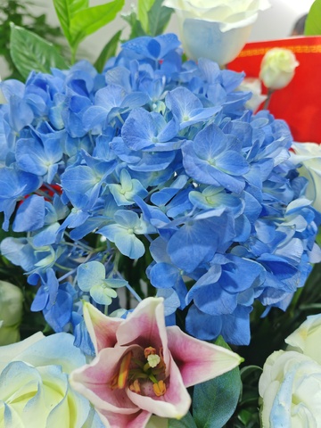 蓝色绣球花百合花束