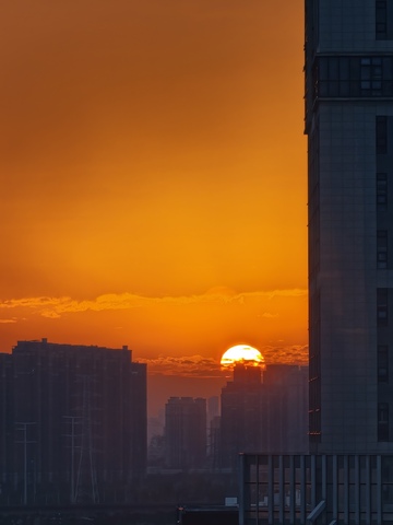 城市高楼间的落日余晖