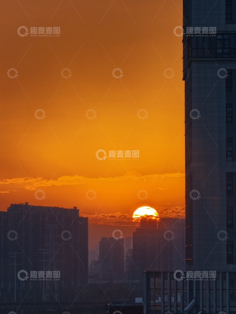 高清大图下载【趣麦麦图】城市高楼间的落日余晖