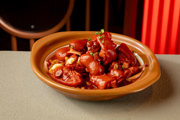 浓香红亮砂锅炖猪蹄