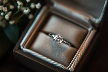 戒指盒里的一个钻戒摄影