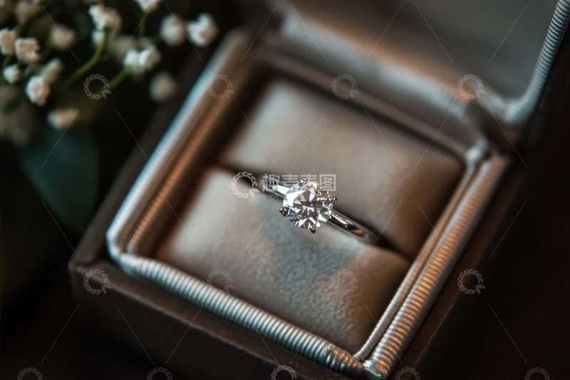 高清大图下载【趣麦麦图】戒指盒里的一个钻戒摄影
