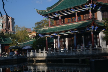 古典建筑湖畔风光