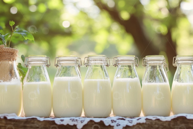 高清大图下载【趣麦麦图】排列整齐的瓶装牛奶
