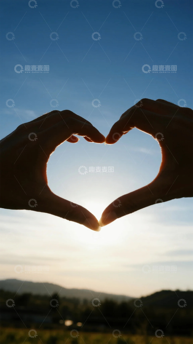 高清大图下载【趣麦麦图】心形手势夕阳美景