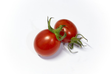 两颗红色小番茄