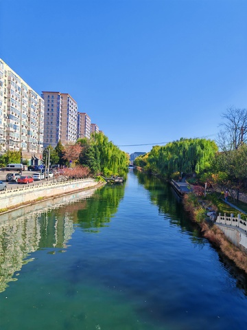 城市河流晴空美景