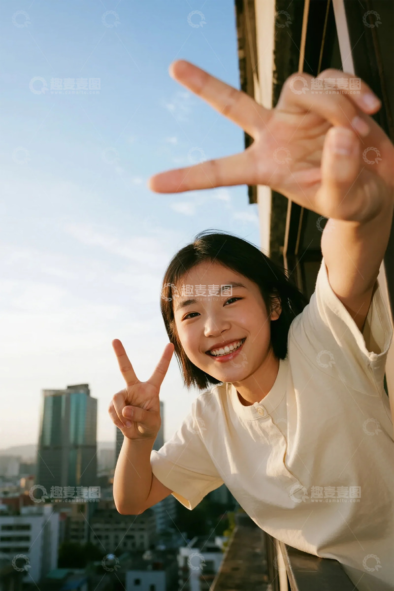 高清大图下载【趣麦麦图】青春活力城市阳台自拍