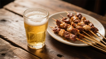 木桌啤酒烤串美食摄影