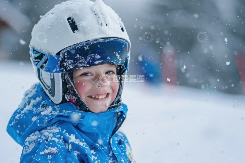 高清大图下载【趣麦麦图】雪地里滑雪的小男孩