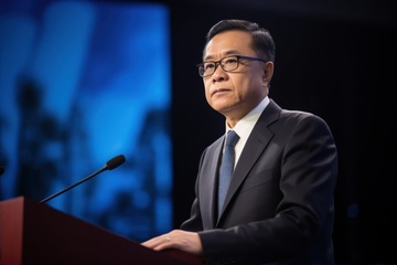 站在讲台上演讲的领导