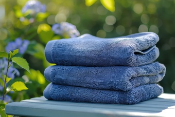 放在桌面的一叠蓝色毛巾