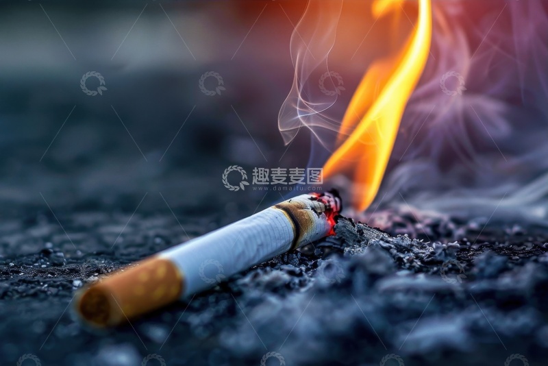 高清大图下载【趣麦麦图】地上燃烧的一只烟头