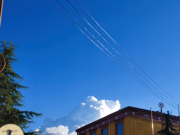 藏区的蓝天、建筑、棉花云