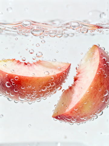 水中浸泡水蜜桃1