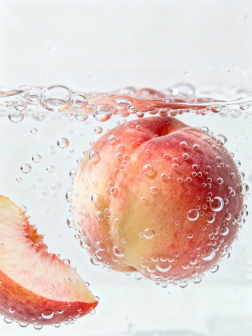 水中浸泡水蜜桃3