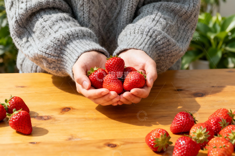 高清大图下载【趣麦麦图】手捧草莓温馨背景图