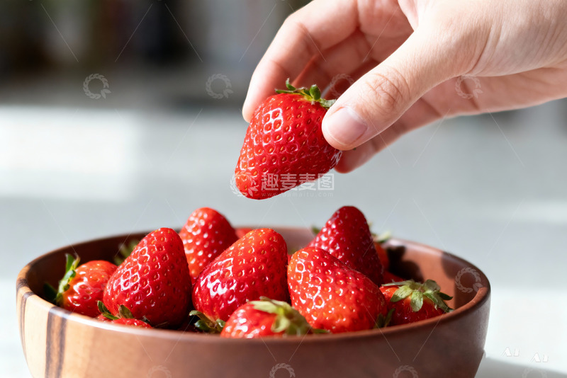 高清大图下载【趣麦麦图】手摘草莓现代设计背景素材2