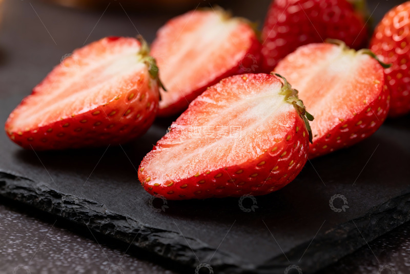 高清大图下载【趣麦麦图】切片草莓黑盘特写诱人水果素材1
