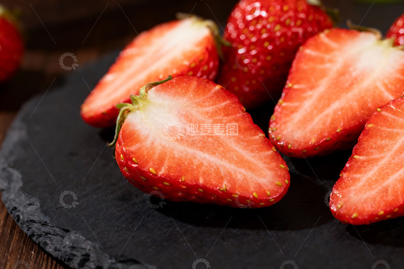 高清大图下载【趣麦麦图】切片草莓黑盘特写诱人水果素材
