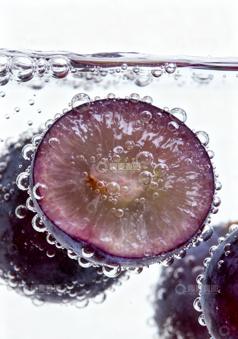高清大图下载【趣麦麦图】紫葡萄切片水下表面附着气泡2