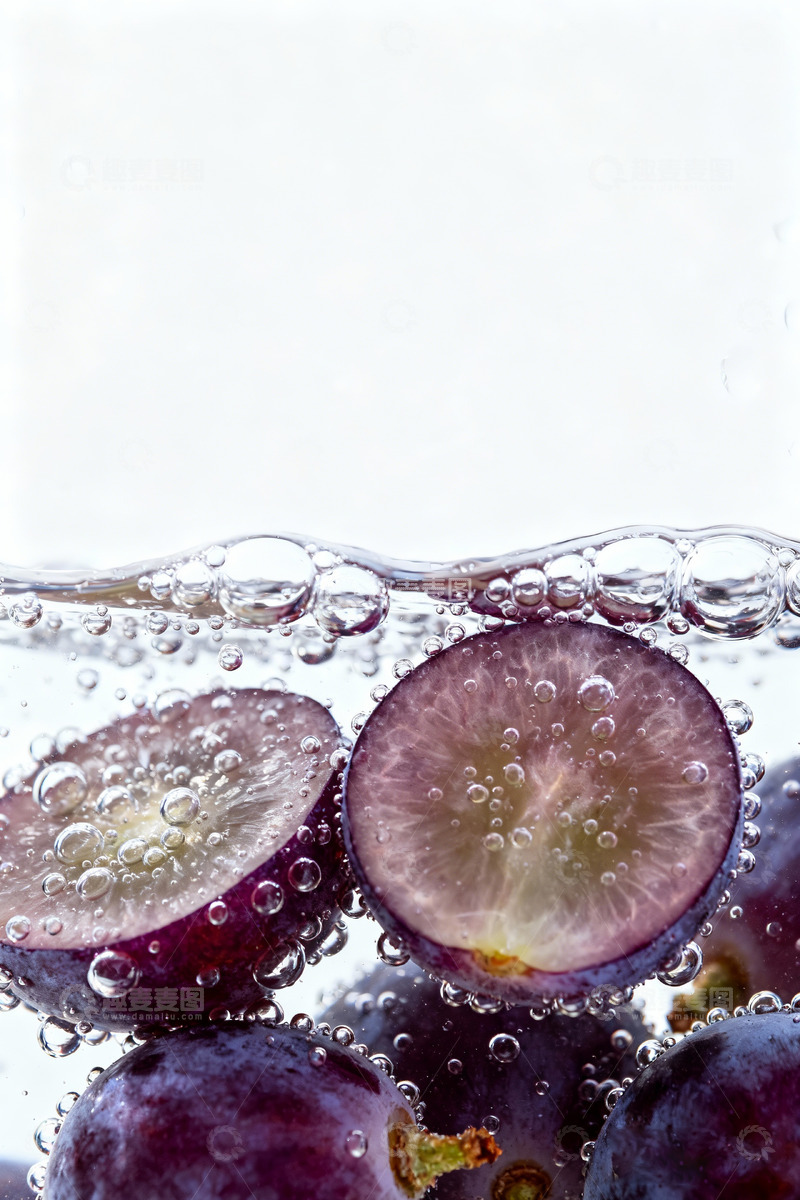 高清大图下载【趣麦麦图】紫葡萄切片水下表面附着气泡