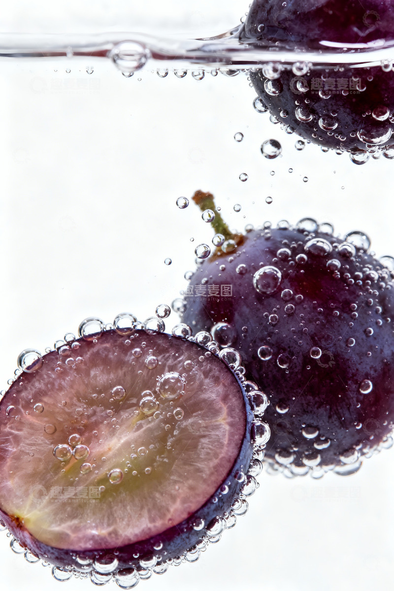 高清大图下载【趣麦麦图】紫葡萄切片水下表面附着气泡7