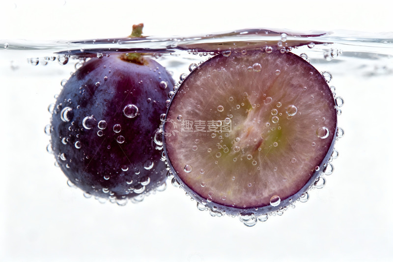 高清大图下载【趣麦麦图】紫葡萄切片水下表面附着气泡1