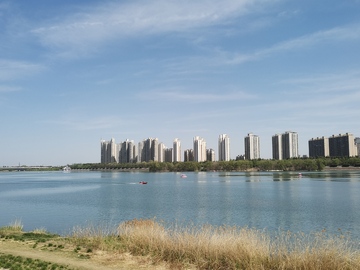 蓝蓝天空下的河流