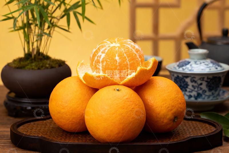 高清大图下载【趣麦麦图】剥橙竹盘配茶具中式水果场景素材