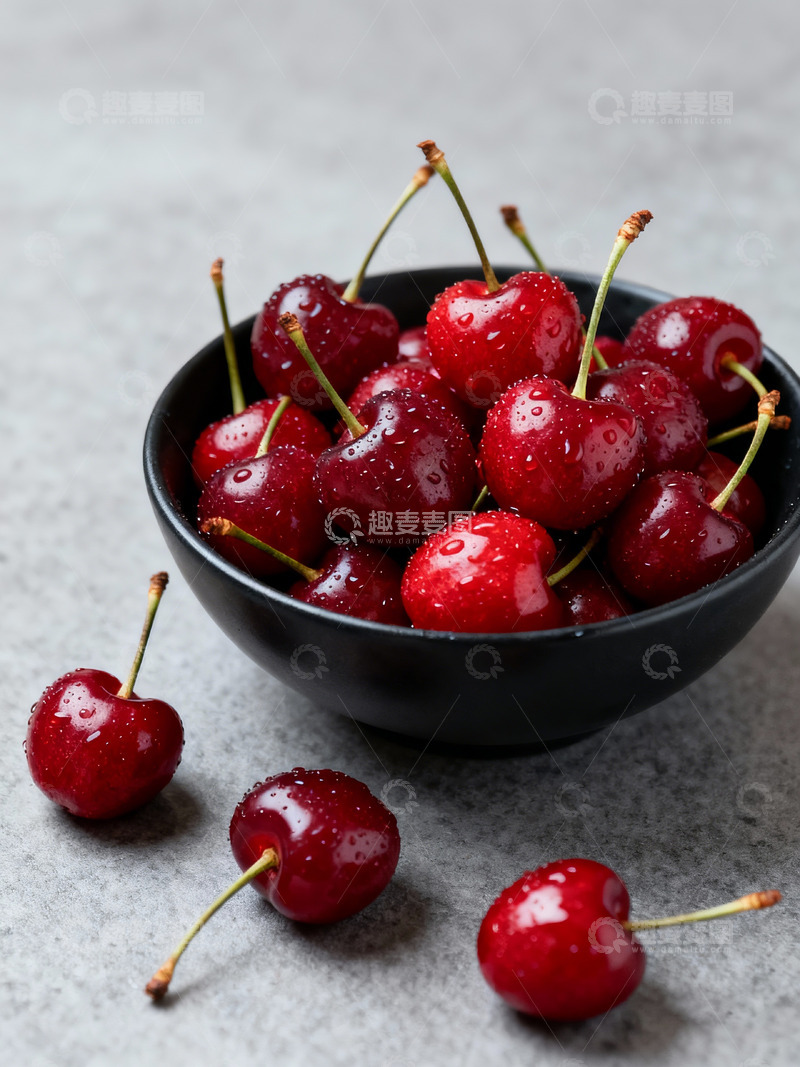 高清大图下载【趣麦麦图】黑碗盛樱桃水珠点缀木质桌显新鲜