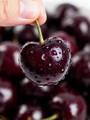 樱桃特写果肉红润果核清晰