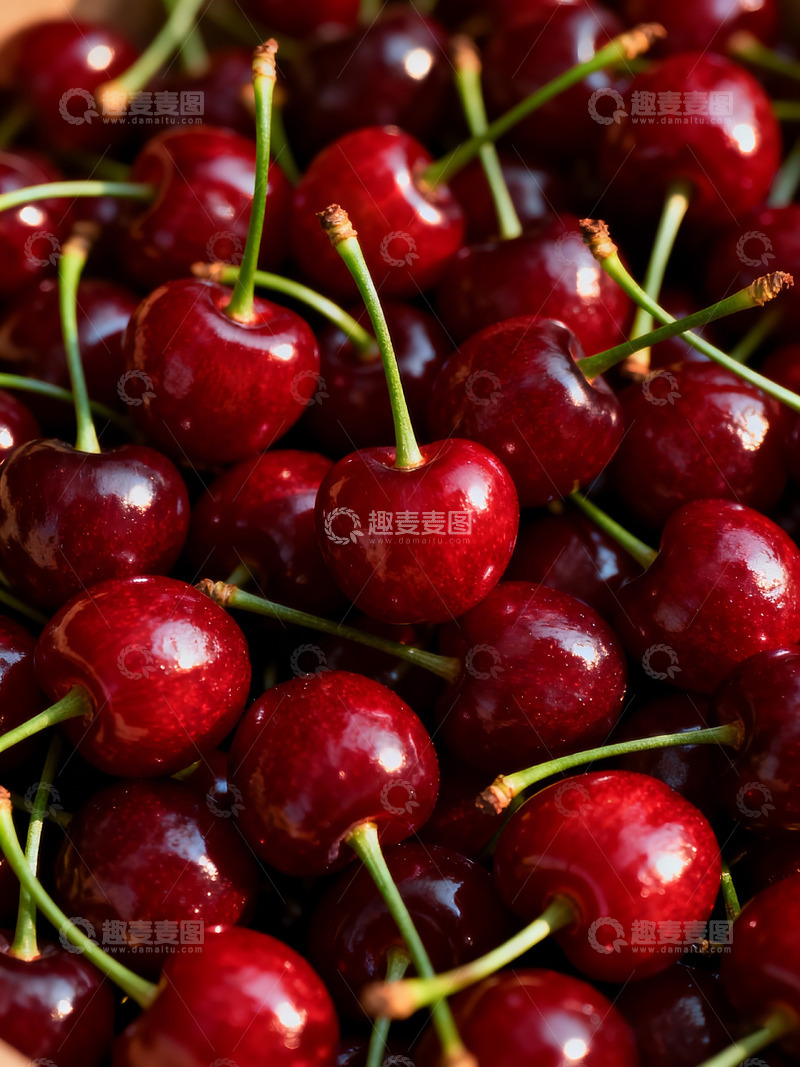 高清大图下载【趣麦麦图】-鲜樱桃水珠木质桌衬其红润