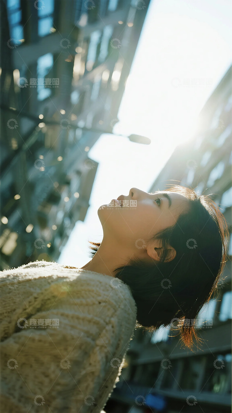 高清大图下载【趣麦麦图】城市光影女性仰望写真