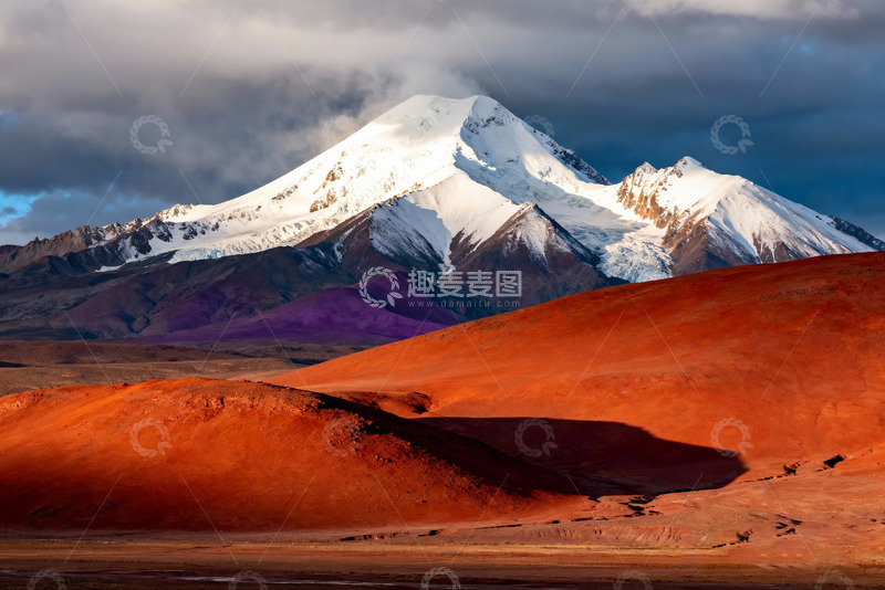 高清大图下载【趣麦麦图】红土荒漠雪顶火山群摄影1
