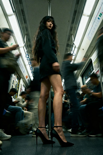 拥挤的地铁上时尚穿搭的美女1
