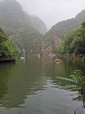 高耸的山峰与河流