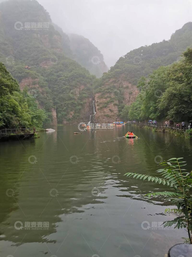 高清大图下载【趣麦麦图】-高耸的山峰与河流
