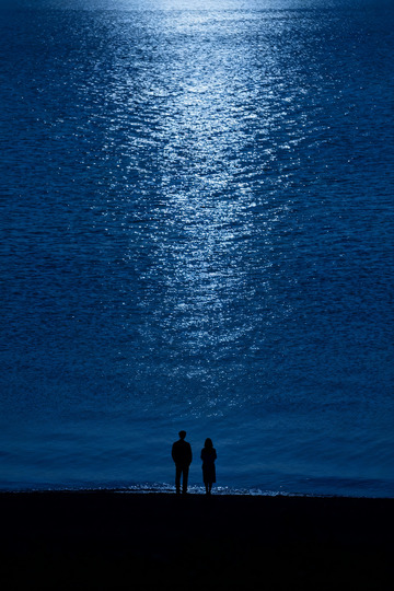 深蓝色的海面波光粼粼情侣2