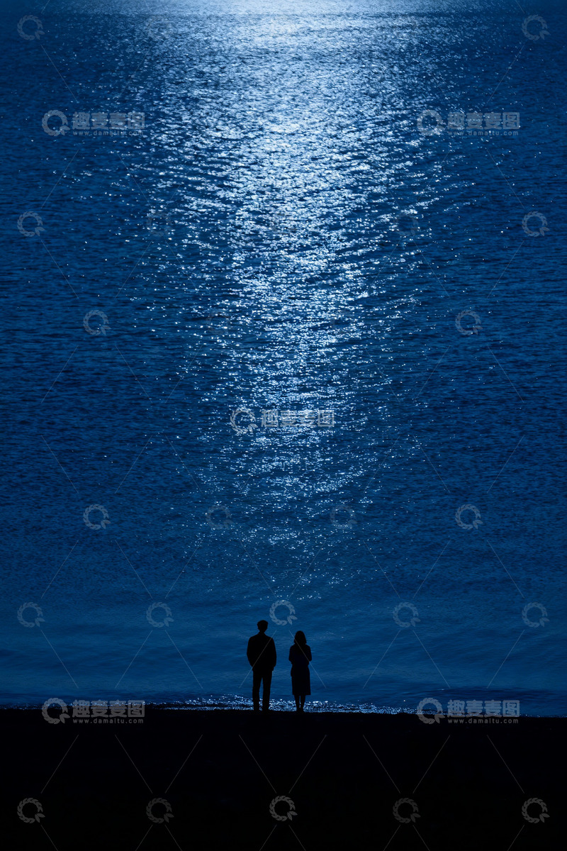 高清大图下载【趣麦麦图】深蓝色的海面波光粼粼情侣2