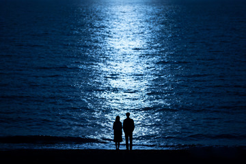深蓝色的海面波光粼粼情侣3
