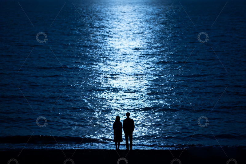 高清大图下载【趣麦麦图】深蓝色的海面波光粼粼情侣3