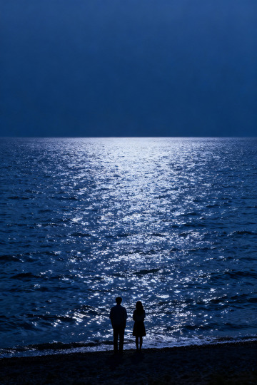 深蓝色的海面波光粼粼情侣1