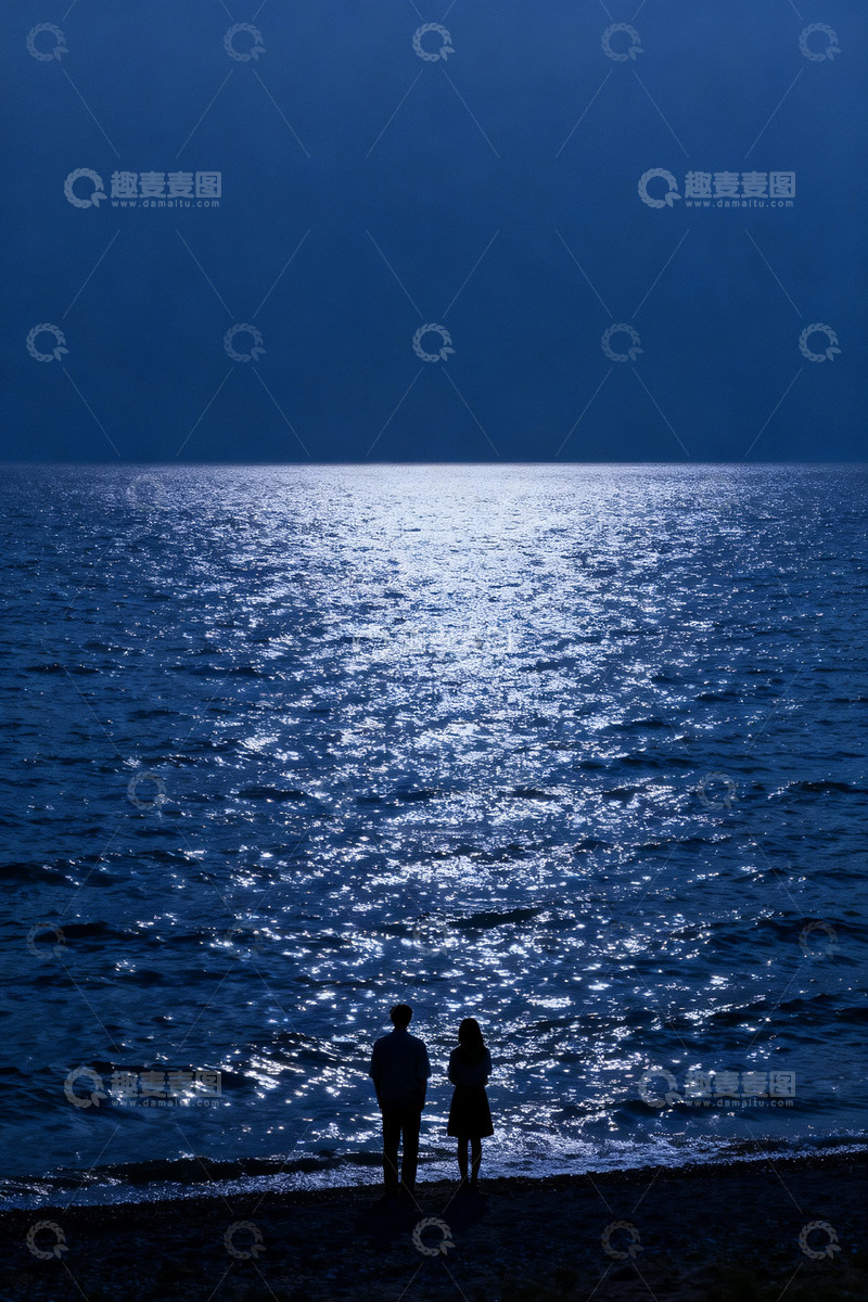 高清大图下载【趣麦麦图】深蓝色的海面波光粼粼情侣1