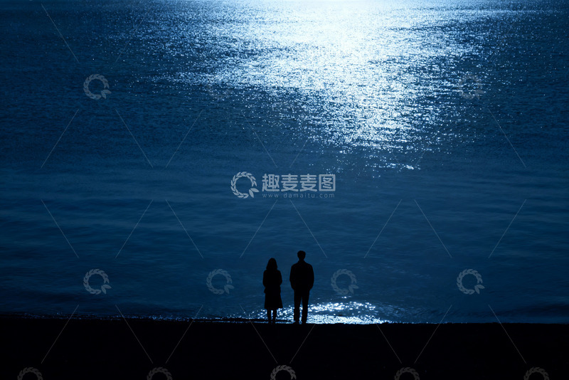 高清大图下载【趣麦麦图】深蓝色的海面波光粼粼情侣