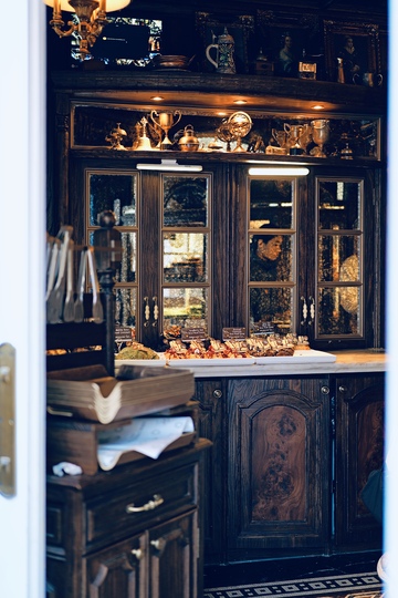 古典风格展示柜糕点美食摄影