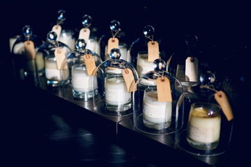 精致玻璃罩蜡烛装饰摄影