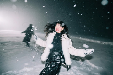 雪地夜景抓拍潮酷女生11