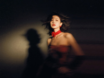 抓拍曼妙时尚美女秀发1